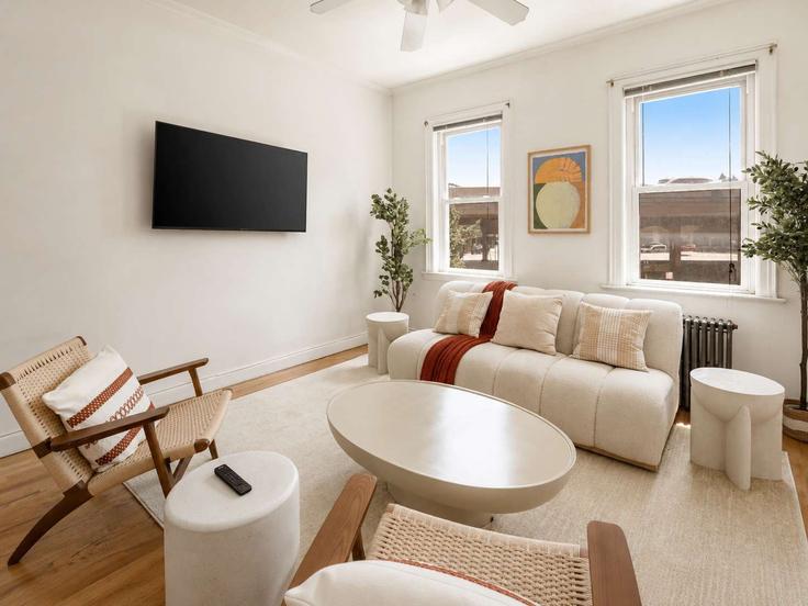 Salle de séjour élégante avec mobilier moderne dans un appartement à Building Withers Street - stayhausguesty - 1579332 à Brooklyn, New York Salle de séjour élégante avec mobilier moderne dans un appartement à Building Withers Street - stayhausguesty - 1579332 à Brooklyn, New York