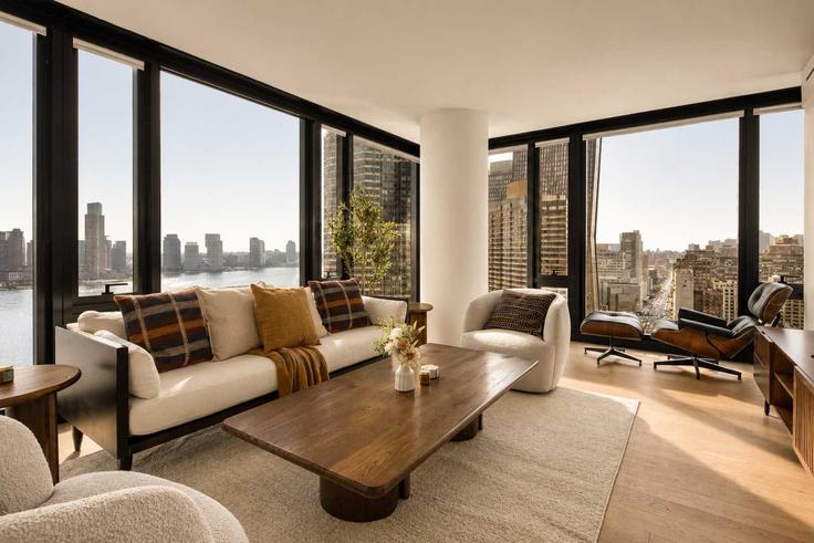 Elegante sala de estar con mobiliario moderno en un apartamento en Building 1st Avenue - stayhausguesty - 1597030 en Manhattan, New York