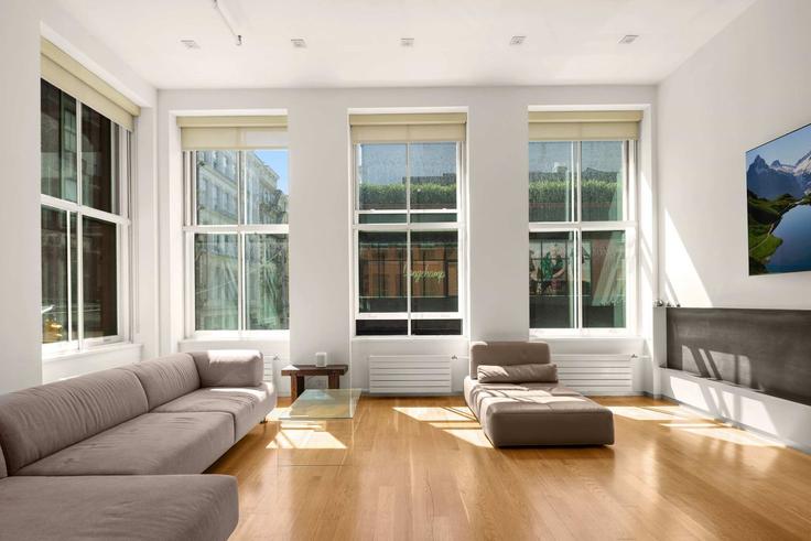 Sala de estar elegantemente projetada com móveis modernos em um apartamento no Building Spring Street - stayhausguesty - 1035010 - NYC em Manhattan, New York Sala de estar elegantemente projetada com móveis modernos em um apartamento no Building Spring Street - stayhausguesty - 1035010 - NYC em Manhattan, New York