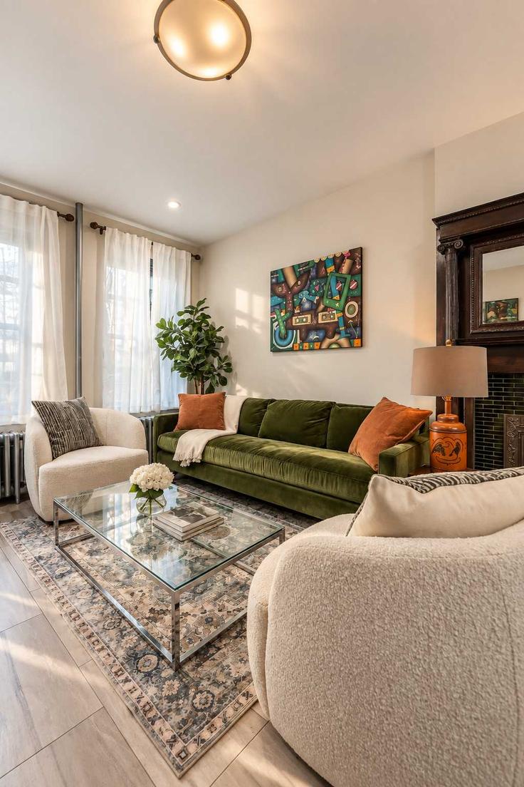 Elegant gestaltetes Wohnzimmer mit moderner Einrichtung in einer Wohnung im Building West 137th Street - stayhausguesty - 1631843 in Manhattan, New York Elegant gestaltetes Wohnzimmer mit moderner Einrichtung in einer Wohnung im Building West 137th Street - stayhausguesty - 1631843 in Manhattan, New York