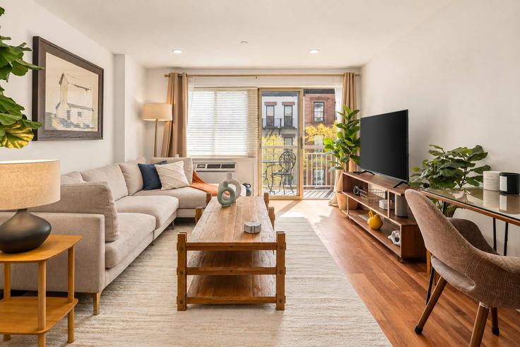 Elegante sala de estar con mobiliario moderno en un apartamento en Building Saint Marks Place - stayhausguesty - 1364129 en Manhattan, New York