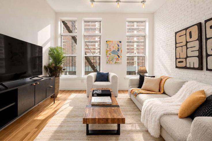 Elegant gestaltetes Wohnzimmer mit moderner Einrichtung in einer Wohnung im Building Leonard Street - stayhausguesty - 1255361 - NYC in Manhattan, New York