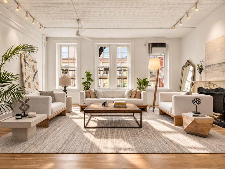 Elegant gestaltetes Wohnzimmer mit moderner Einrichtung in einer Wohnung im Building Broadway - stayhausguesty - 1035001 - NYC in Manhattan, New York Elegant gestaltetes Wohnzimmer mit moderner Einrichtung in einer Wohnung im Building Broadway - stayhausguesty - 1035001 - NYC in Manhattan, New York