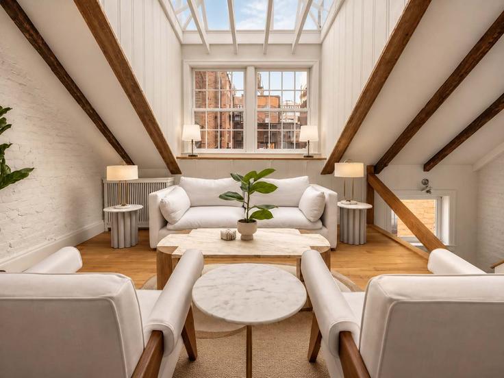 Sala de estar elegantemente projetada com móveis modernos em um apartamento no Building MacDougal Street - stayhausguesty - 1503012 em Manhattan, New York Sala de estar elegantemente projetada com móveis modernos em um apartamento no Building MacDougal Street - stayhausguesty - 1503012 em Manhattan, New York