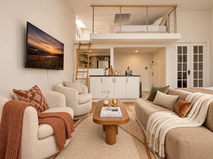 Elegante sala de estar con mobiliario moderno en un apartamento en Building East 9th Street - stayhausguesty - 1473049 en Manhattan, New York