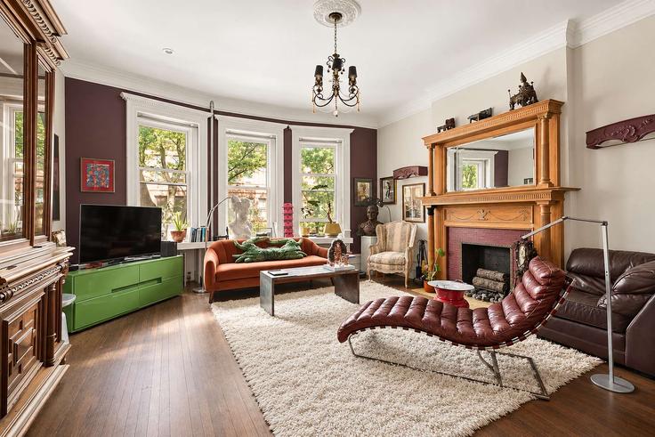 Elegant gestaltetes Wohnzimmer mit moderner Einrichtung in einer Wohnung im Building West 137th Street - stayhausguesty - 1627177 in Manhattan, New York Elegant gestaltetes Wohnzimmer mit moderner Einrichtung in einer Wohnung im Building West 137th Street - stayhausguesty - 1627177 in Manhattan, New York