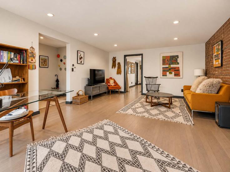 Sala de estar elegantemente projetada com móveis modernos em um apartamento no Building East 129th Street - stayhausguesty - 1330812 em Manhattan, New York Sala de estar elegantemente projetada com móveis modernos em um apartamento no Building East 129th Street - stayhausguesty - 1330812 em Manhattan, New York