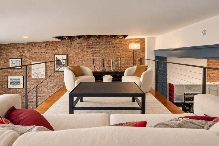 New York ManhattanのBuilding Sullivan Street - stayhausguesty - 1035015 - NYCのアパートメントにある、モダンな家具を備えたエレガントなデザインのリビングルーム New York ManhattanのBuilding Sullivan Street - stayhausguesty - 1035015 - NYCのアパートメントにある、モダンな家具を備えたエレガントなデザインのリビングルーム