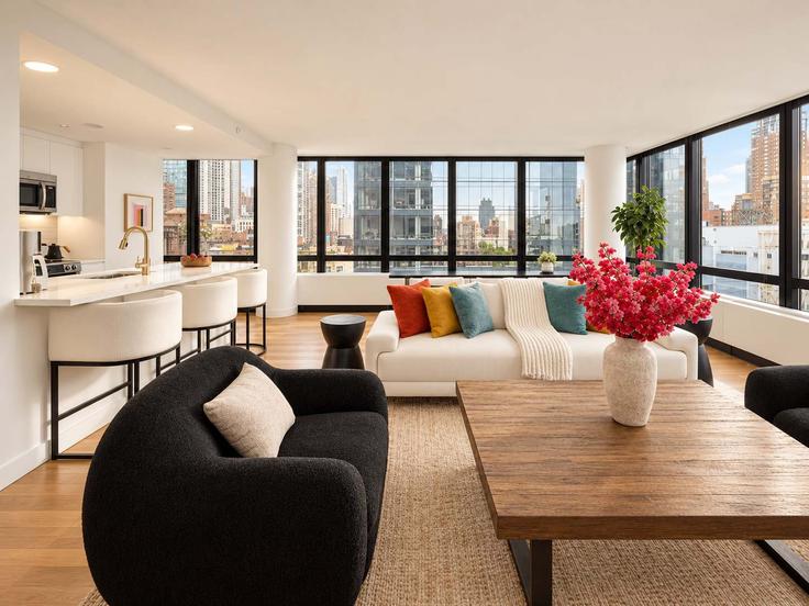 Elegante sala de estar con mobiliario moderno en un apartamento en Building York Avenue - stayhausguesty - 1503017 en Manhattan, New York Elegante sala de estar con mobiliario moderno en un apartamento en Building York Avenue - stayhausguesty - 1503017 en Manhattan, New York