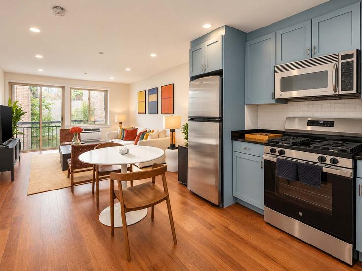 Salle de séjour élégante avec mobilier moderne dans un appartement à Building Saint Marks Place - stayhausguesty - 1291588 - NYC à Manhattan, New York