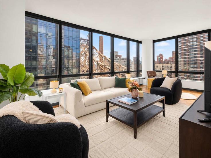 Building East 61st Street - stayhausguesty - 1330815 adresindeki bir dairede modern mobilyalarla zarif bir şekilde tasarlanmış oturma odası Manhattan, New York Building East 61st Street - stayhausguesty - 1330815 adresindeki bir dairede modern mobilyalarla zarif bir şekilde tasarlanmış oturma odası Manhattan, New York