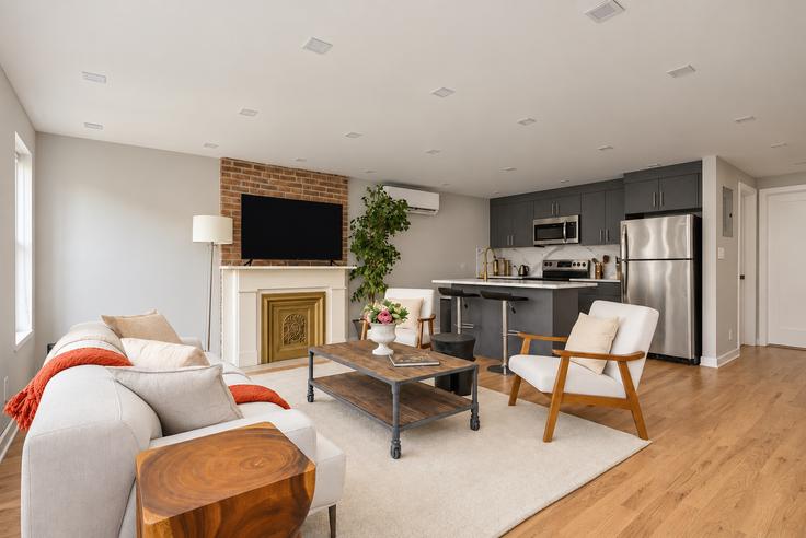 Elegant gestaltetes Wohnzimmer mit moderner Einrichtung in einer Wohnung im Building Lafayette Avenue - stayhausguesty - 1388236 in Brooklyn, New York