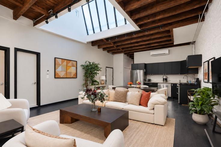 Elegante sala de estar con mobiliario moderno en un apartamento en Building West 21st Street - stayhausguesty - 1626821 en Manhattan, New York