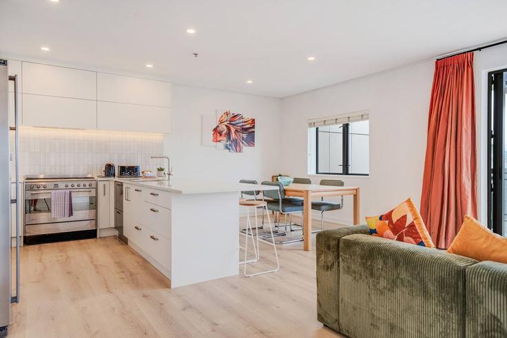 Auckland Auckland CentralのBuilding Market Place - stayhub - 1374644のアパートメントにある、モダンな家具を備えたエレガントなデザインのリビングルーム Auckland Auckland CentralのBuilding Market Place - stayhub - 1374644のアパートメントにある、モダンな家具を備えたエレガントなデザインのリビングルーム