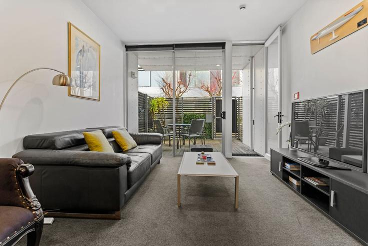 Building Fisher-Point Drive - stayhub - 1291904 - NZL adresindeki bir dairede modern mobilyalarla zarif bir şekilde tasarlanmış oturma odası Auckland Central, Auckland Building Fisher-Point Drive - stayhub - 1291904 - NZL adresindeki bir dairede modern mobilyalarla zarif bir şekilde tasarlanmış oturma odası Auckland Central, Auckland