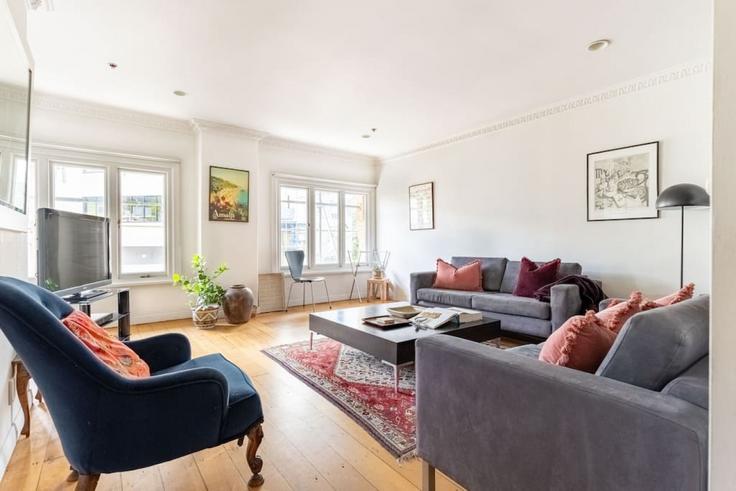 Sala de estar elegantemente projetada com móveis modernos em um apartamento no Building Wellesley Street East - stayhub - 1291906 - NZL em Auckland Central, Auckland Sala de estar elegantemente projetada com móveis modernos em um apartamento no Building Wellesley Street East - stayhub - 1291906 - NZL em Auckland Central, Auckland