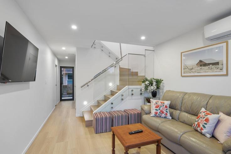 Auckland MāngereのBuilding Ventura Street - stayhub - 1291914 - NZLのアパートメントにある、モダンな家具を備えたエレガントなデザインのリビングルーム Auckland MāngereのBuilding Ventura Street - stayhub - 1291914 - NZLのアパートメントにある、モダンな家具を備えたエレガントなデザインのリビングルーム
