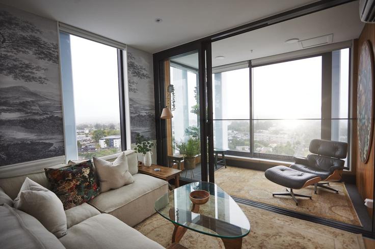 Building Buscomb Avenue - stayhub - 1291919 - NZL adresindeki bir dairede modern mobilyalarla zarif bir şekilde tasarlanmış oturma odası Henderson, Auckland Building Buscomb Avenue - stayhub - 1291919 - NZL adresindeki bir dairede modern mobilyalarla zarif bir şekilde tasarlanmış oturma odası Henderson, Auckland