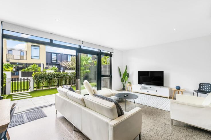 Salle de séjour élégante avec mobilier moderne dans un appartement à Building Nevill Road - stayhub - 1291925 - NZL à Hobsonville, Auckland