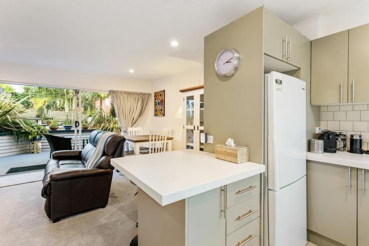 Sala de estar elegantemente projetada com móveis modernos em um apartamento no Building Ferryhill Road - stayhub - 1291934 - NZL em Epsom, Auckland