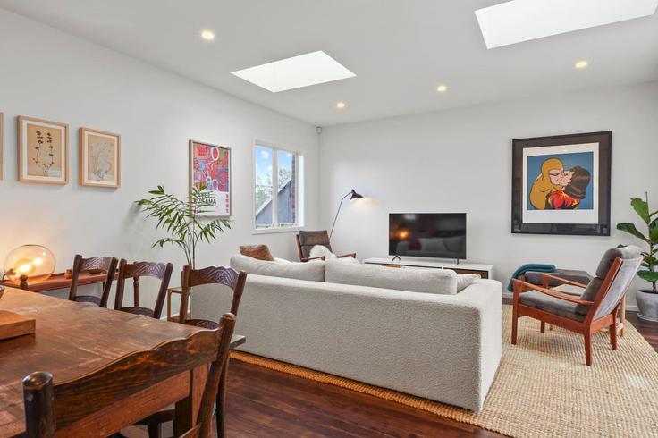 Elegante sala de estar con mobiliario moderno en un apartamento en Building Malvern Road - stayhub - 1291938 - NZL en Morningside, Auckland