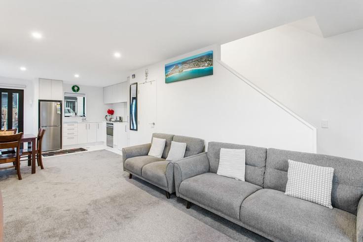 Salle de séjour élégante avec mobilier moderne dans un appartement à Building Saint Leonards Road - stayhub - 1291942 - NZL à Kelston, Auckland Salle de séjour élégante avec mobilier moderne dans un appartement à Building Saint Leonards Road - stayhub - 1291942 - NZL à Kelston, Auckland