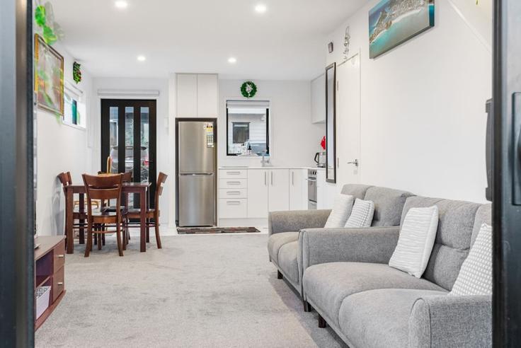 Elegante sala de estar con mobiliario moderno en un apartamento en Building Saint Leonards Road - stayhub - 1291942 - NZL en Kelston, Auckland Elegante sala de estar con mobiliario moderno en un apartamento en Building Saint Leonards Road - stayhub - 1291942 - NZL en Kelston, Auckland