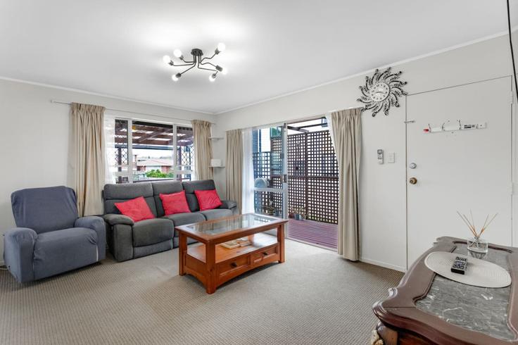 Elegant gestaltetes Wohnzimmer mit moderner Einrichtung in einer Wohnung im Building Great North Road - stayhub - 1291955 - NZL in New Lynn, Auckland Elegant gestaltetes Wohnzimmer mit moderner Einrichtung in einer Wohnung im Building Great North Road - stayhub - 1291955 - NZL in New Lynn, Auckland