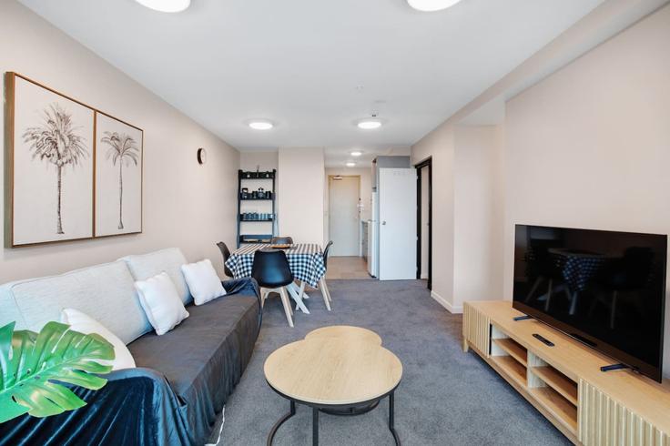 Building Hobson Street - stayhub - 1291959 - NZL adresindeki bir dairede modern mobilyalarla zarif bir şekilde tasarlanmış oturma odası Auckland Central, Auckland Building Hobson Street - stayhub - 1291959 - NZL adresindeki bir dairede modern mobilyalarla zarif bir şekilde tasarlanmış oturma odası Auckland Central, Auckland