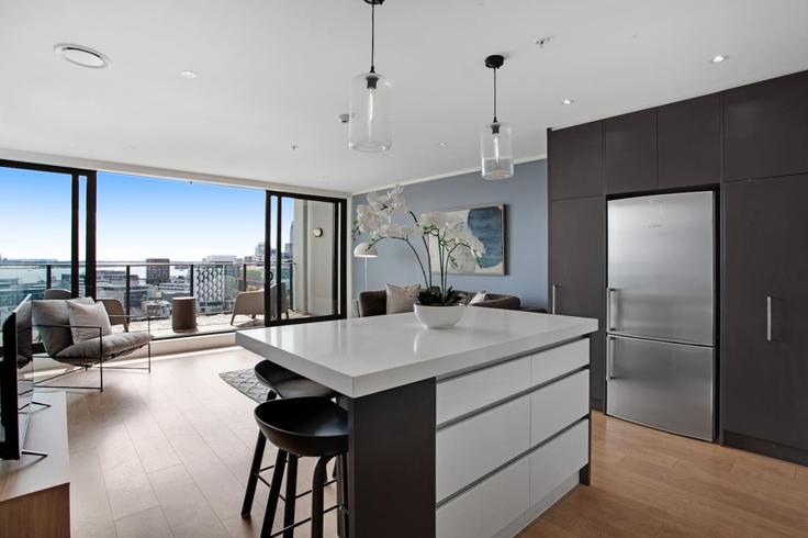 Auckland Auckland CentralのBuilding Nelson Street - stayhub - 1291960 - NZLのアパートメントにある、モダンな家具を備えたエレガントなデザインのリビングルーム Auckland Auckland CentralのBuilding Nelson Street - stayhub - 1291960 - NZLのアパートメントにある、モダンな家具を備えたエレガントなデザインのリビングルーム
