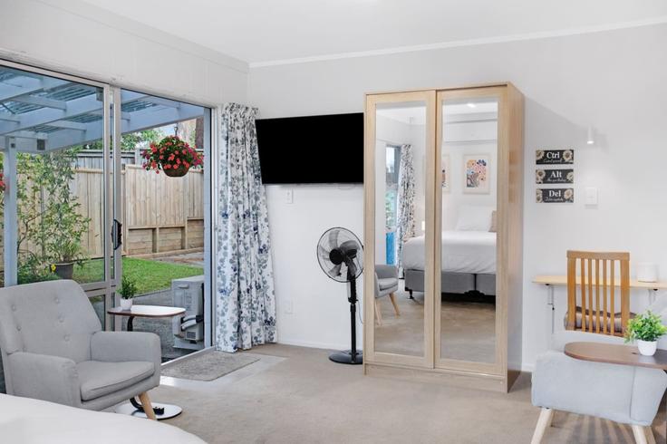 Sala de estar elegantemente projetada com móveis modernos em um apartamento no Building Old Lake Road - stayhub - 1291963 - NZL em Narrow Neck, Auckland