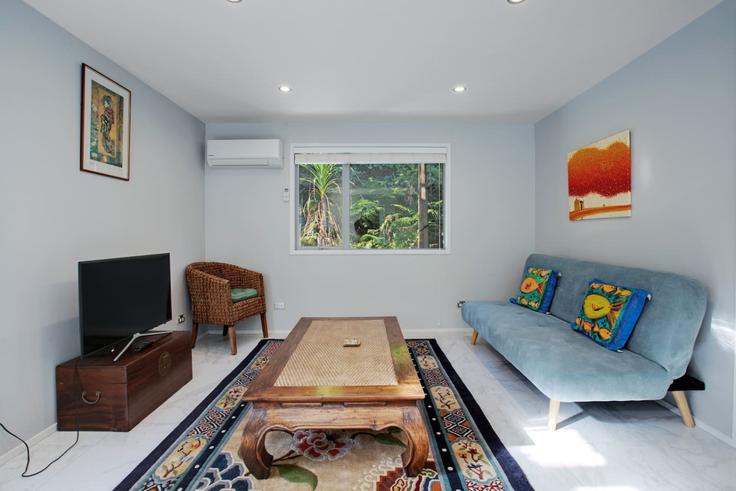 Sala de estar elegantemente projetada com móveis modernos em um apartamento no Building Beach Road - stayhub - 1291997 - NZL em Murrays Bay, Auckland