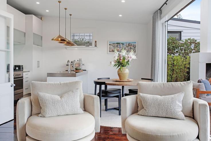 Elegante sala de estar con mobiliario moderno en un apartamento en Building Cowan Street - stayhub - 1292030 - NZL en Ponsonby, Auckland