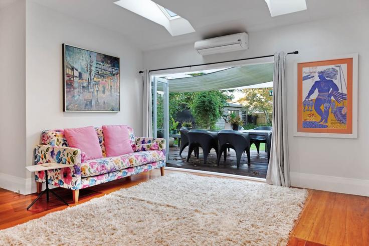 Sala de estar elegantemente projetada com móveis modernos em um apartamento no Building Roseberry Avenue - stayhub - 1292032 - NZL em Birkenhead, Auckland Sala de estar elegantemente projetada com móveis modernos em um apartamento no Building Roseberry Avenue - stayhub - 1292032 - NZL em Birkenhead, Auckland