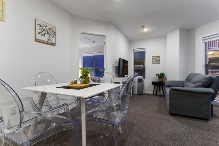 Auckland Auckland CBDのBuilding Union Street - stayhub - 1295737 - NZLのアパートメントにある、モダンな家具を備えたエレガントなデザインのリビングルーム Auckland Auckland CBDのBuilding Union Street - stayhub - 1295737 - NZLのアパートメントにある、モダンな家具を備えたエレガントなデザインのリビングルーム