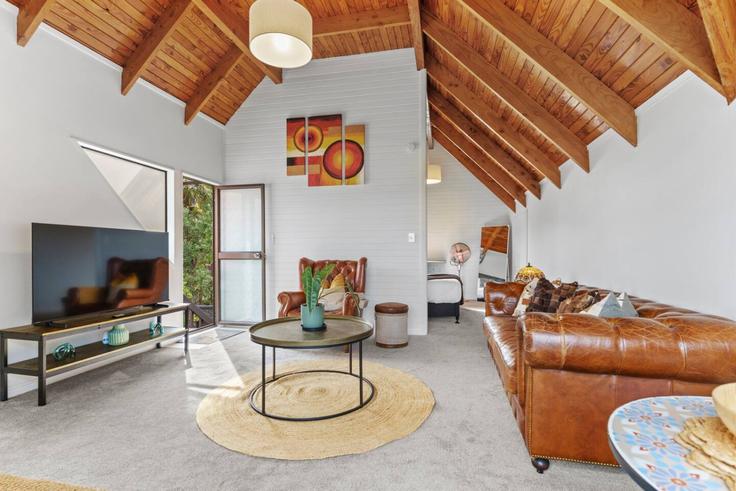 West Harbour, Auckland에 위치한 Building West Harbour Drive - stayhub - 1314568 - NZL 아파트의 세련된 인테리어가 돋보이는 거실