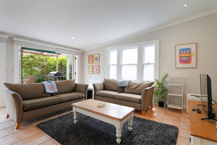 Elegante sala de estar con mobiliario moderno en un apartamento en Building Anne Street - stayhub - 1323252 en Devonport, Auckland
