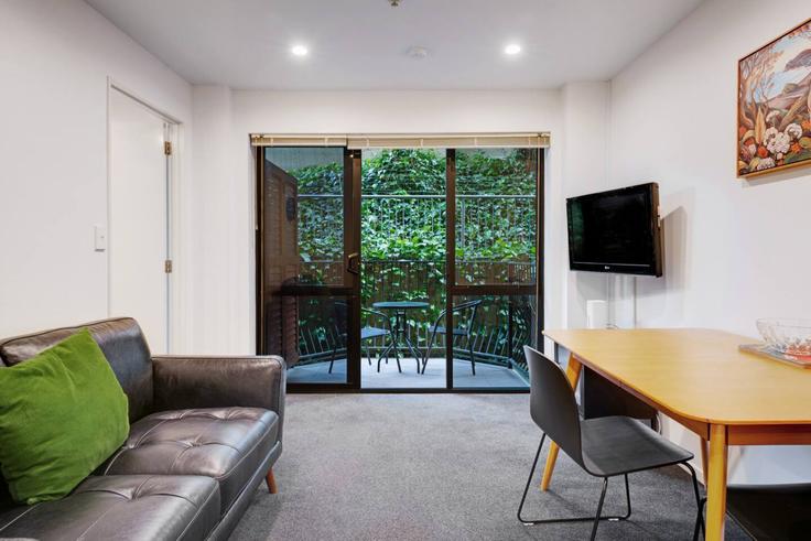 Sala de estar elegantemente projetada com móveis modernos em um apartamento no Building Emily Place - stayhub - 1328949 em Auckland Central, Auckland