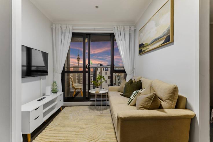 Building Auckland - stayhub - 1352477 adresindeki bir dairede modern mobilyalarla zarif bir şekilde tasarlanmış oturma odası Grafton, Auckland Building Auckland - stayhub - 1352477 adresindeki bir dairede modern mobilyalarla zarif bir şekilde tasarlanmış oturma odası Grafton, Auckland