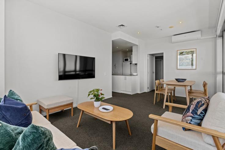 Elegante sala de estar con mobiliario moderno en un apartamento en Building Pitt Street - stayhub - 1363418 en Auckland Central, Auckland