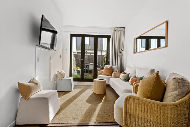 Grey Lynn, Auckland에 위치한 Building Hadlow Terrace - stayhub - 1363419 아파트의 세련된 인테리어가 돋보이는 거실
