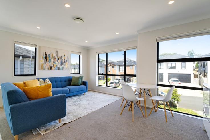 Flat Bush, Auckland에 위치한 Building Hauhake Road - stayhub - 1363420 유닛의 세련된 인테리어가 돋보이는 거실 Flat Bush, Auckland에 위치한 Building Hauhake Road - stayhub - 1363420 유닛의 세련된 인테리어가 돋보이는 거실