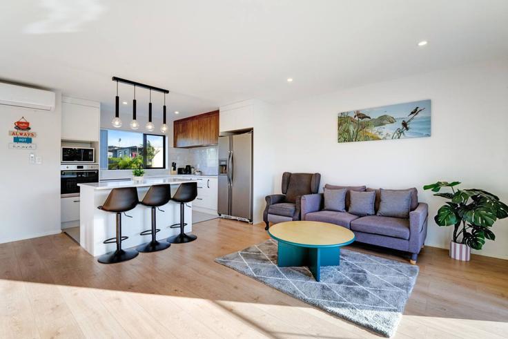 Salle de séjour élégante avec mobilier moderne dans un appartement à Building Brookfield Avenue - stayhub - 1365887 à Onehunga, Auckland Salle de séjour élégante avec mobilier moderne dans un appartement à Building Brookfield Avenue - stayhub - 1365887 à Onehunga, Auckland