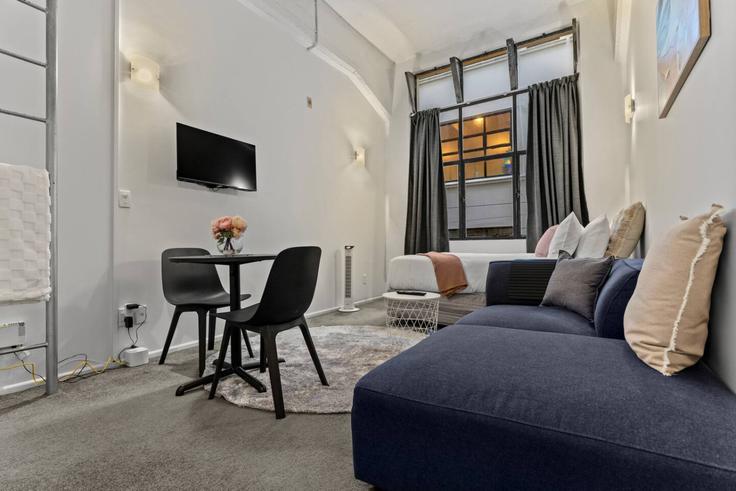Auckland Auckland CentralのBuilding Durham Street East - stayhub - 1373039のアパートメントにある、モダンな家具を備えたエレガントなデザインのリビングルーム