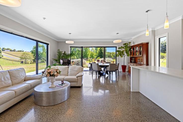 Sala de estar elegantemente projetada com móveis modernos em um apartamento no Building Postman Road - stayhub - 1383607 em Albany, Dairy Flat