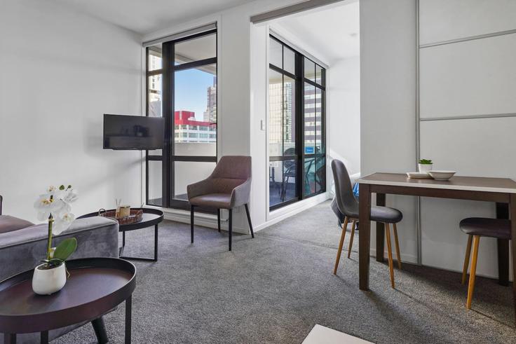 Sala de estar elegantemente projetada com móveis modernos em um apartamento no Building Queen Street - stayhub - 1406842 em Auckland Central, Auckland