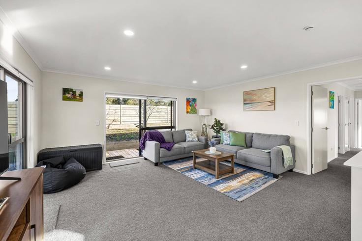 Elegante sala de estar con mobiliario moderno en un apartamento en Building Bruce Street - stayhub - 1568735 en Ngongotahā, Rotorua