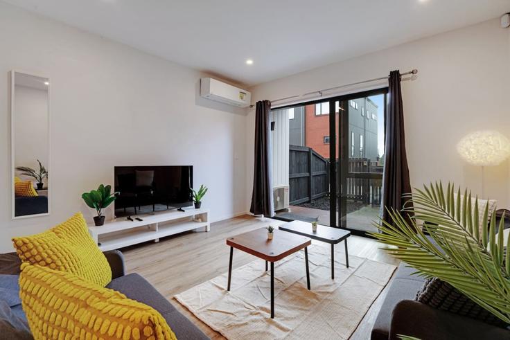 Flat Bush, Auckland에 위치한 Building Papatahi Lane - stayhub - 1590430 유닛의 세련된 인테리어가 돋보이는 거실 Flat Bush, Auckland에 위치한 Building Papatahi Lane - stayhub - 1590430 유닛의 세련된 인테리어가 돋보이는 거실