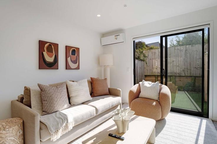Elegante sala de estar con mobiliario moderno en un apartamento en Building Karamu Street - stayhub - 1594017 en Te Atatū Peninsula, Auckland