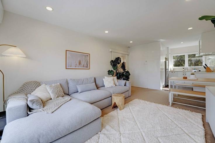Elegant gestaltetes Wohnzimmer mit moderner Einrichtung in einer Wohnung im Building Tawera Road - stayhub - 1598130 in Greenlane, Auckland